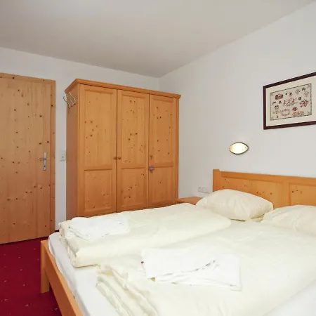 Deluxe Chalet With Pool In Koenigsleiten